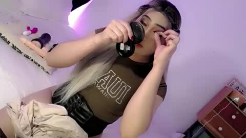Snapshot of deluxetgirl69 chatting on September 14, 9:36 am Chesca online show from September 14, 9:36 am
