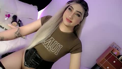 Snapshot of deluxetgirl69 chatting on September 15, 10:20 am Chesca online show from September 15, 10:20 am