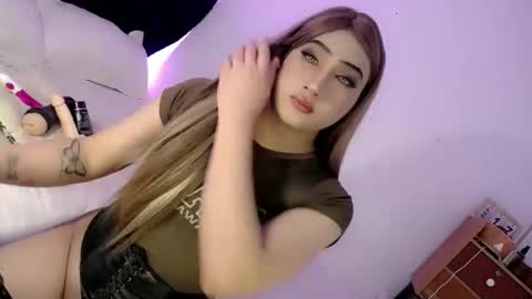 Snapshot of deluxetgirl69 chatting on October 9, 8:27 am Chesca online show from October 9, 8:27 am