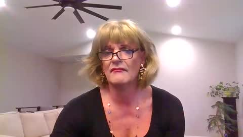Snapshot of dianeheels chatting on October 30, 1:21 pm dianeheels online show from October 30, 1:21 pm