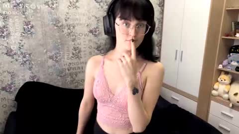Snapshot of dodiebabikian chatting on September 13, 12:11 pm Annie PVT IS OPEN online show from September 13, 12:11 pm