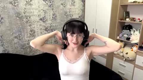 Snapshot of dodiebabikian chatting on September 14, 12:20 pm Annie PVT IS OPEN online show from September 14, 12:20 pm