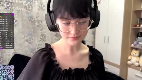 Snapshot of dodiebabikian chatting on September 25, 12:12 pm Annie PVT IS OPEN online show from September 25, 12:12 pm