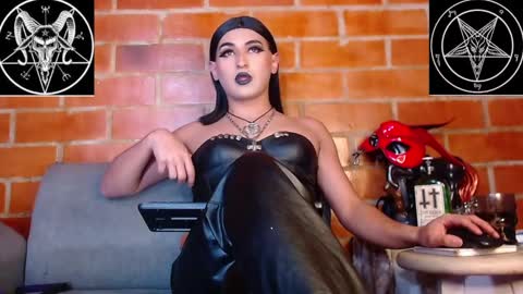 Snapshot of domina_lilith chatting on February 24, 3:23 am Lilith online show from February 24, 3:23 am