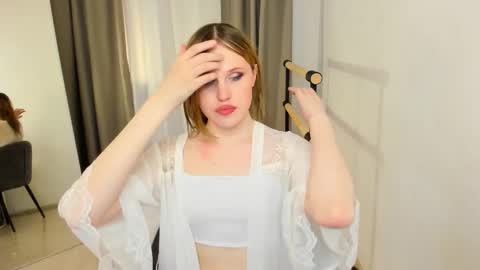 Effie Mur online show from October 19, 3:15 pm