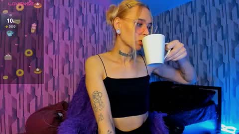 Snapshot of elli_26 chatting on December 7, 8:38 am Ellie online show from December 7, 8:38 am