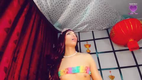 Snapshot of emeli_roushot chatting on December 11, 5:35 am Emeli online show from December 11, 5:35 am