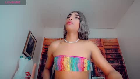 Snapshot of emeli_roushot chatting on December 18, 11:24 am Emeli online show from December 18, 11:24 am