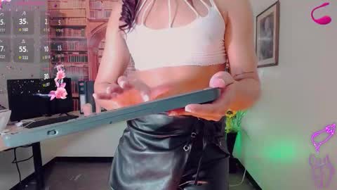 Snapshot of emeli_roushot chatting on September 27, 11:30 am Emeli online show from September 27, 11:30 am
