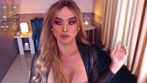Snapshot of emeraldshemalegoddess chatting on September 22, 10:48 pm Epitome of Goddess MISS EMERALD online show from September 22, 10:48 pm
