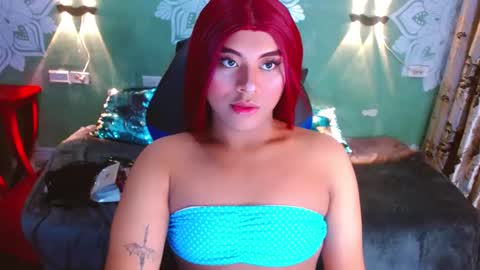 Snapshot of emili_roux chatting on January 13, 1:17 pm Emili roux online show from January 13, 1:17 pm
