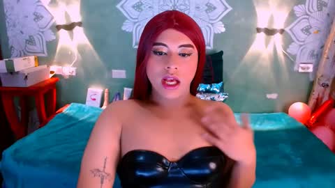 Snapshot of emili_roux chatting on February 18, 12:28 pm Emili roux online show from February 18, 12:28 pm