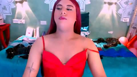Snapshot of emili_roux chatting on February 19, 12:44 pm Emili roux online show from February 19, 12:44 pm