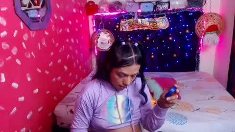 Snapshot of emilytssweet chatting on December 22, 1:33 pm Emily online show from December 22, 1:33 pm