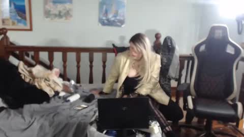 Snapshot of emma671 chatting on March 11, 6:21 am emma online show from March 11, 6:21 am