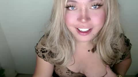 Snapshot of emmawatsoons chatting on September 19, 1:00 am YourDreamGirl Emma online show from September 19, 1:00 am