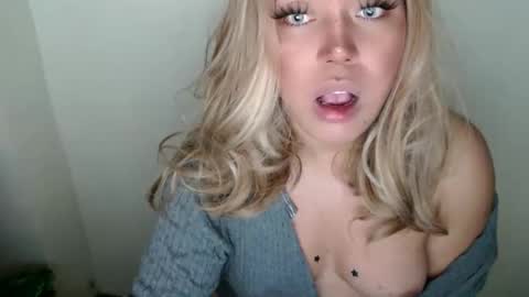 Snapshot of emmawatsoons chatting on September 21, 6:08 am YourDreamGirl Emma online show from September 21, 6:08 am