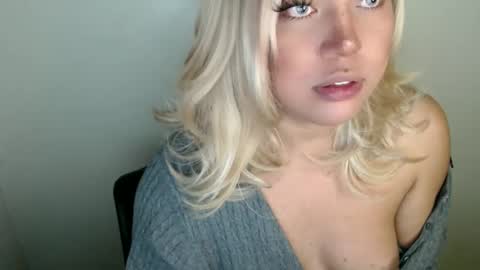 Snapshot of emmawatsoons chatting on September 25, 1:45 am YourDreamGirl Emma online show from September 25, 1:45 am