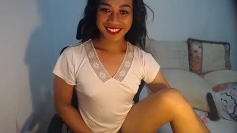 Snapshot of erika_madrigal chatting on December 16, 12:37 am erika_madrigal online show from December 16, 12:37 am