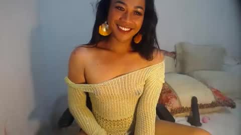 Snapshot of erika_madrigal chatting on December 17, 12:45 am erika_madrigal online show from December 17, 12:45 am