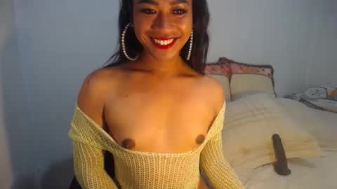 Snapshot of erika_madrigal chatting on December 27, 12:29 am erika_madrigal online show from December 27, 12:29 am