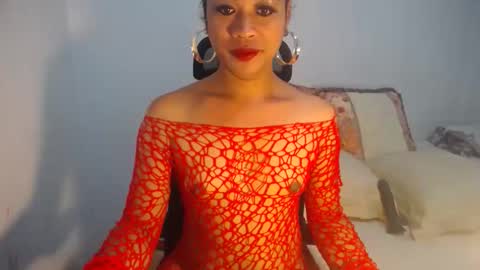 Snapshot of erika_madrigal chatting on December 30, 12:11 am erika_madrigal online show from December 30, 12:11 am