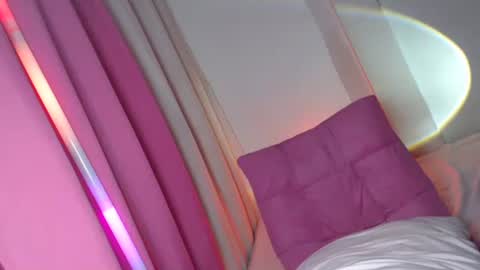 Snapshot of eyez0nm3 chatting on December 10, 4:41 am NewKarina online show from December 10, 4:41 am