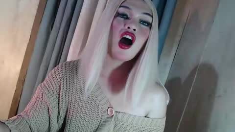 DANIELLA - DONT FORGET TO GIVE ME A THUMBSU UP online show from May 12, 5:38 am
