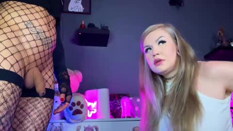 Snapshot of femboy_waifu chatting on October 7, 6:20 pm Annie with dick and Betty girl online show from October 7, 6:20 pm