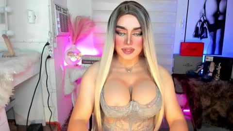 Snapshot of freya_lovestocum chatting on September 17, 2:38 am Miss Frea online show from September 17, 2:38 am