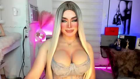 Snapshot of freya_lovestocum chatting on September 24, 2:39 am Miss Frea online show from September 24, 2:39 am