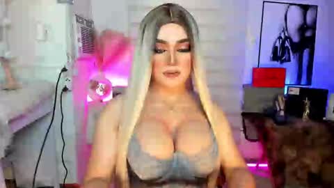 Snapshot of freya_lovestocum chatting on September 25, 2:40 am Miss Frea online show from September 25, 2:40 am