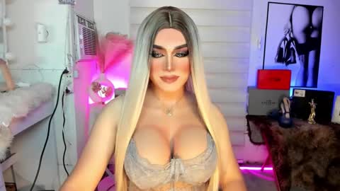 Snapshot of freya_lovestocum chatting on September 26, 5:26 am Miss Frea online show from September 26, 5:26 am