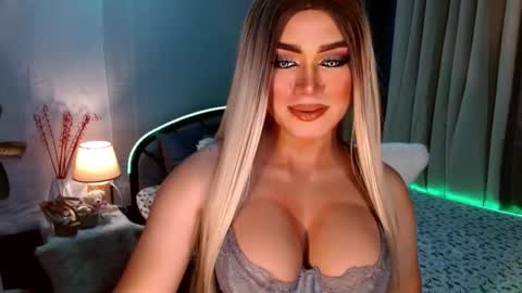 Snapshot of freya_lovestocum chatting on October 9, 12:45 am Miss Frea online show from October 9, 12:45 am