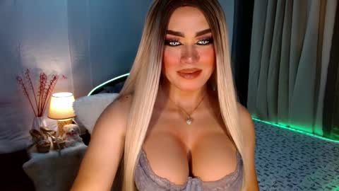 Snapshot of freya_lovestocum chatting on October 10, 1:17 am Miss Frea online show from October 10, 1:17 am