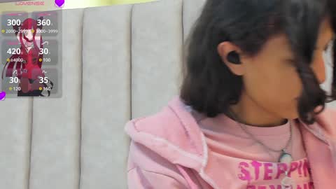 Snapshot of freyamoller chatting on December 3, 7:06 pm FREYA online show from December 3, 7:06 pm