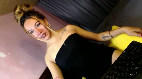 Snapshot of fuckerjenny8 chatting on January 17, 5:11 am sweetyJENNY online show from January 17, 5:11 am