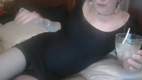 Snapshot of funtimetgirl chatting on January 1, 11:27 am Jessie Love online show from January 1, 11:27 am