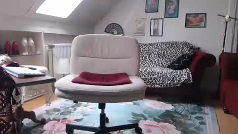Gina online show from September 18, 11:37 am