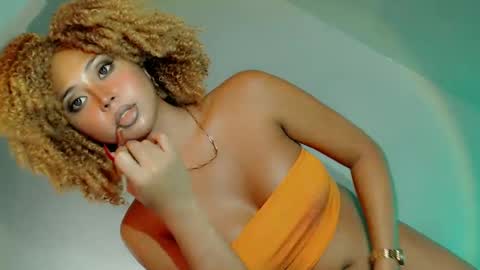 Snapshot of girl_in_black chatting on February 25, 10:07 pm Nikka Gadavida online show from February 25, 10:07 pm