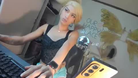 Snapshot of giveittokylie chatting on September 8, 5:00 pm Kylie online show from September 8, 5:00 pm