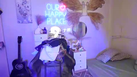 Snapshot of giveittokylie chatting on September 10, 2:43 am Kylie online show from September 10, 2:43 am