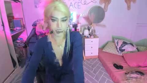 Snapshot of giveittokylie chatting on October 7, 12:06 pm Kylie online show from October 7, 12:06 pm