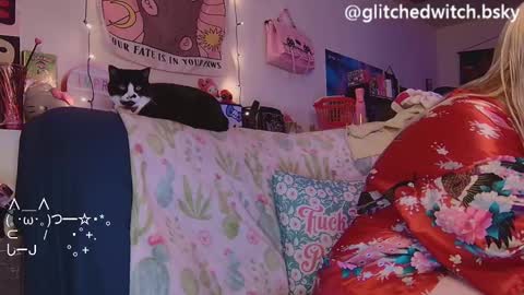 Snapshot of glitchwitch chatting on January 19, 5:26 am Glitch online show from January 19, 5:26 am