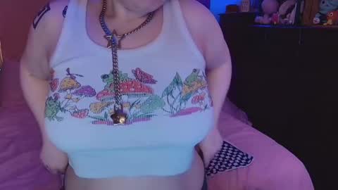 Snapshot of glitchwitch chatting on February 5, 9:29 pm Glitch online show from February 5, 9:29 pm