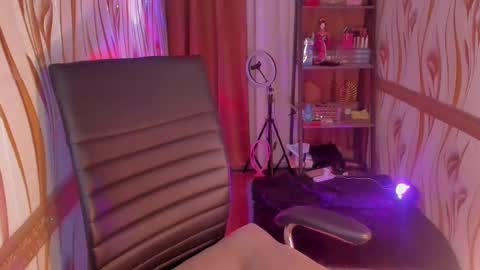 Snapshot of goddessbarbiecum4u chatting on December 11, 4:51 am Barbie Brown online show from December 11, 4:51 am