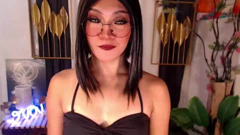 Snapshot of goddessquinnie chatting on December 16, 1:31 am quinnie online show from December 16, 1:31 am