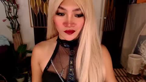 Snapshot of goddessquinnie chatting on March 2, 1:47 am quinnie online show from March 2, 1:47 am