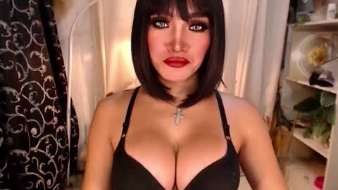 Snapshot of goddessquinnie chatting on October 2, 2:23 am quinnie online show from October 2, 2:23 am