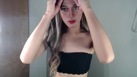Snapshot of goldenlily69 chatting on March 2, 1:04 am Lily is Gold online show from March 2, 1:04 am